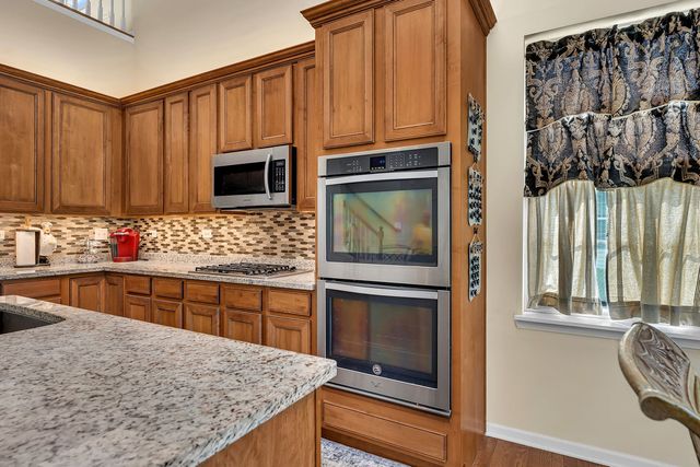 819 Canton Drive, Oswego, IL 60543