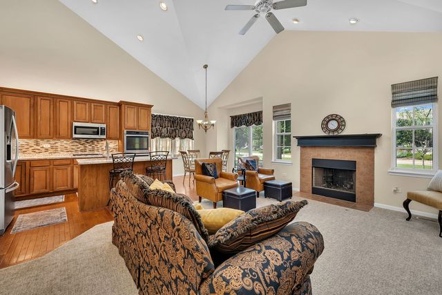 819 Canton Drive, Oswego, IL 60543