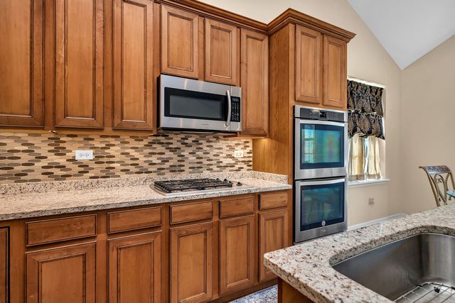 819 Canton Drive, Oswego, IL 60543