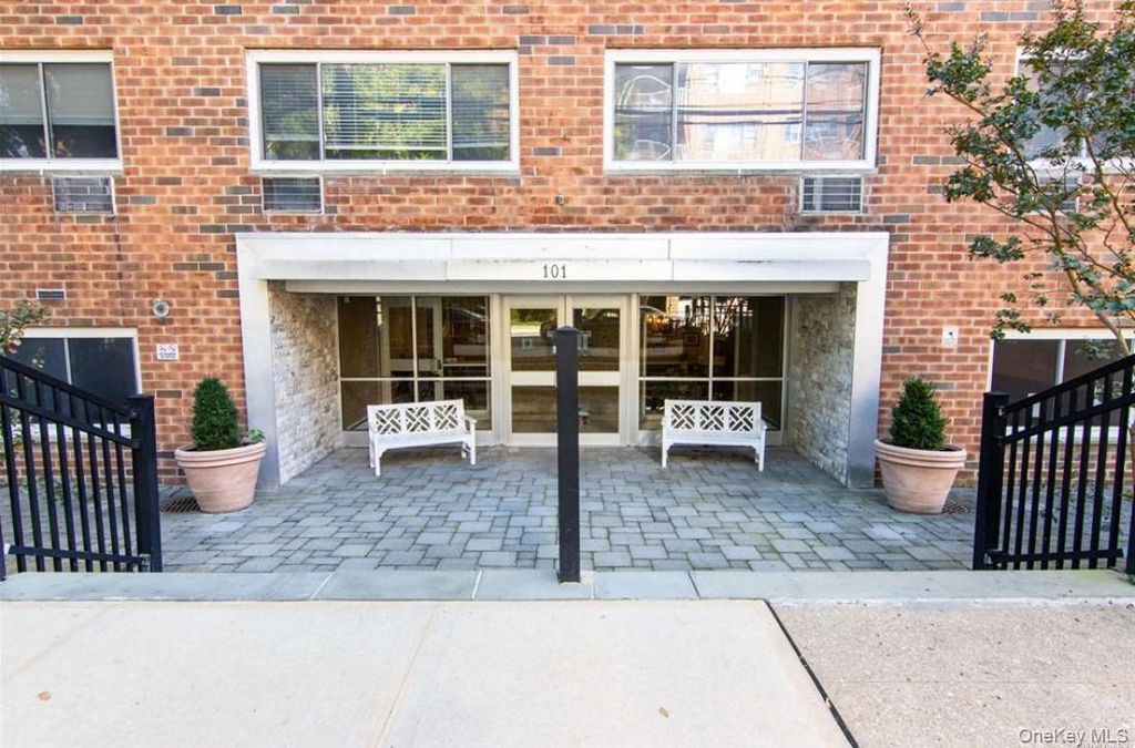 101 Clinton Avenue 1L, Mineola, NY 11501