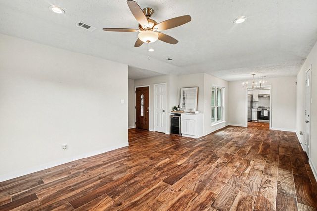 613 Dixie Drive, League City, TX 77573