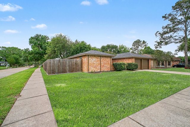 613 Dixie Drive, League City, TX 77573