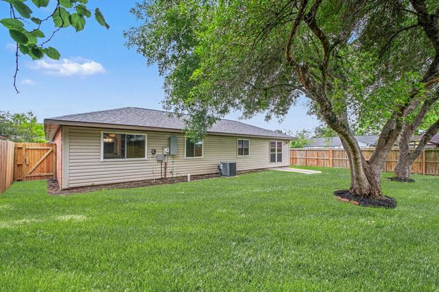 613 Dixie Drive, League City, TX 77573