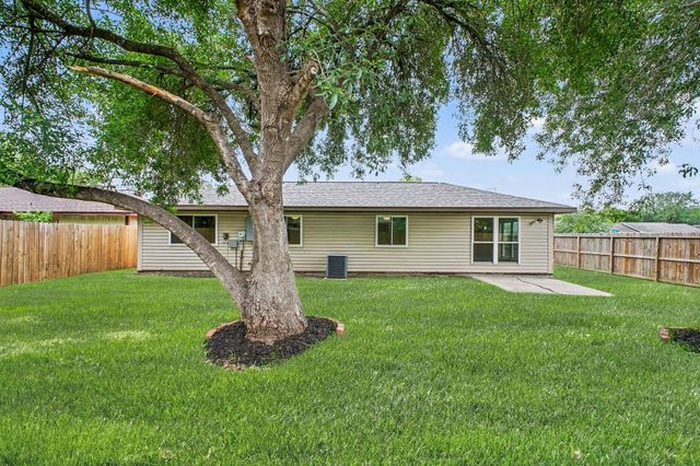 613 Dixie Drive, League City, TX 77573
