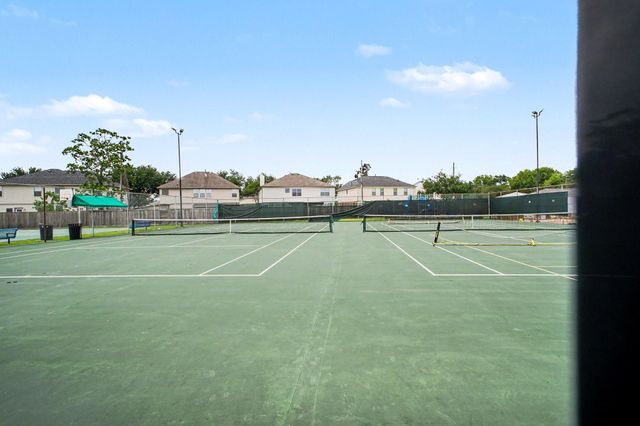 613 Dixie Drive, League City, TX 77573