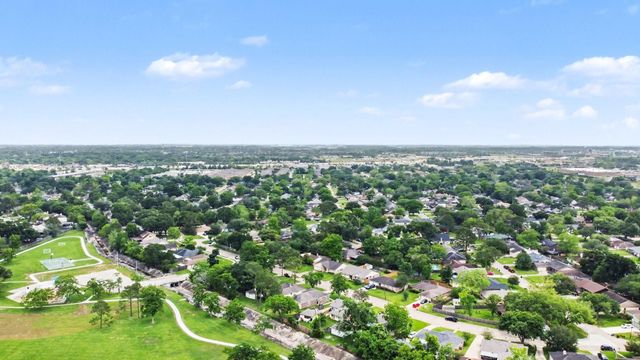 613 Dixie Drive, League City, TX 77573