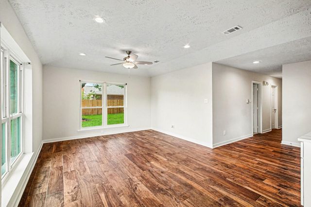 613 Dixie Drive, League City, TX 77573