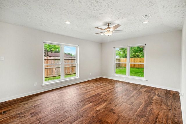 613 Dixie Drive, League City, TX 77573