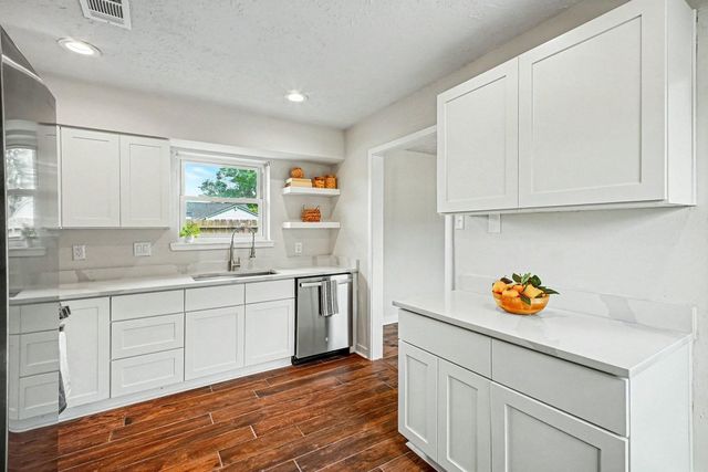 613 Dixie Drive, League City, TX 77573