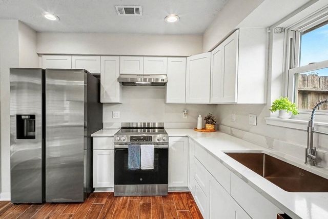613 Dixie Drive, League City, TX 77573
