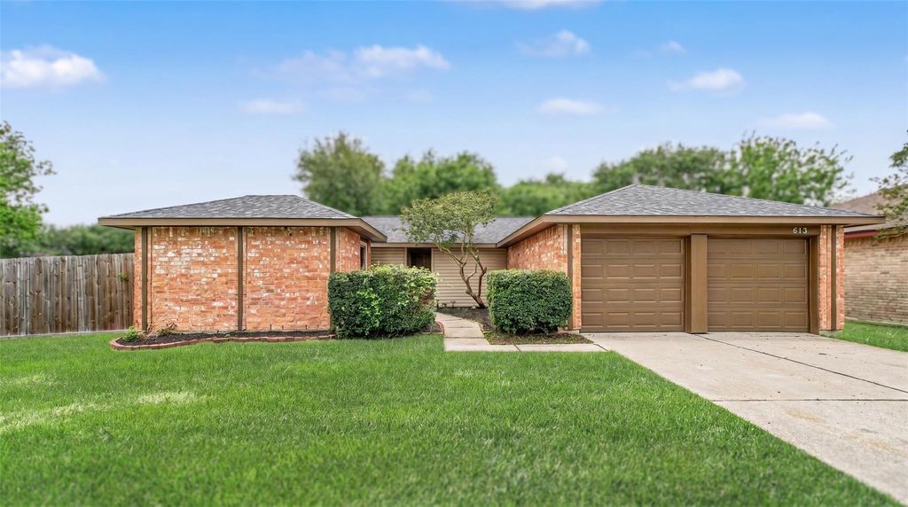 613 Dixie Drive, League City, TX 77573