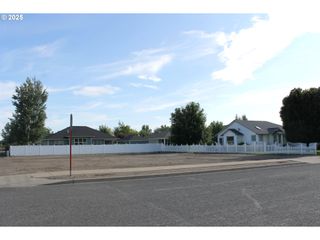 1190 F St, Baker City, OR 97814