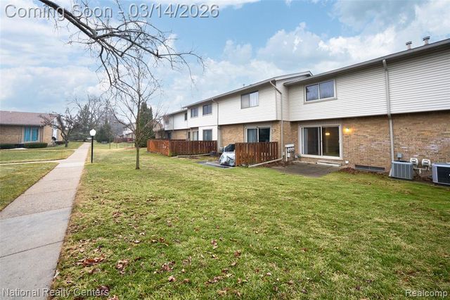 90 Willow Way, Waterford, MI 48328