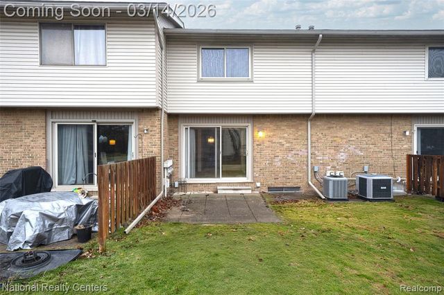 90 Willow Way, Waterford, MI 48328