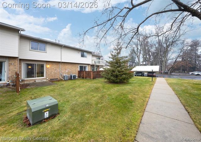 90 Willow Way, Waterford, MI 48328