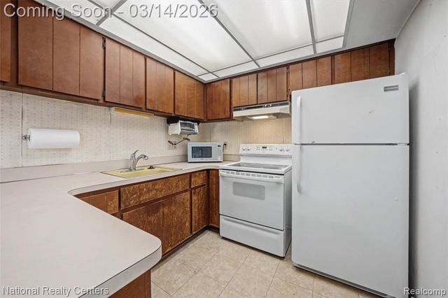 90 Willow Way, Waterford, MI 48328