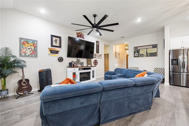 105 John Russell Dr, Portland, TX 78374