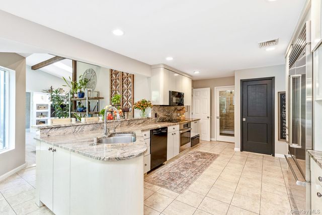 22 Stonehurst Lane, Dix Hills, NY 11746