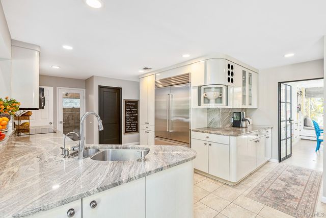 22 Stonehurst Lane, Dix Hills, NY 11746