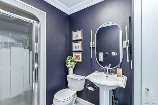 22 Stonehurst Lane, Dix Hills, NY 11746