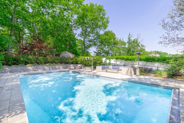 22 Stonehurst Lane, Dix Hills, NY 11746