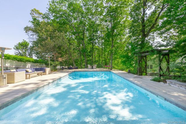 22 Stonehurst Lane, Dix Hills, NY 11746