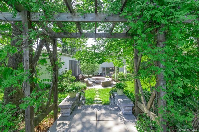 22 Stonehurst Lane, Dix Hills, NY 11746