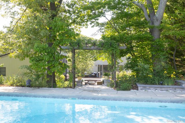 22 Stonehurst Lane, Dix Hills, NY 11746