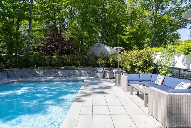 22 Stonehurst Lane, Dix Hills, NY 11746