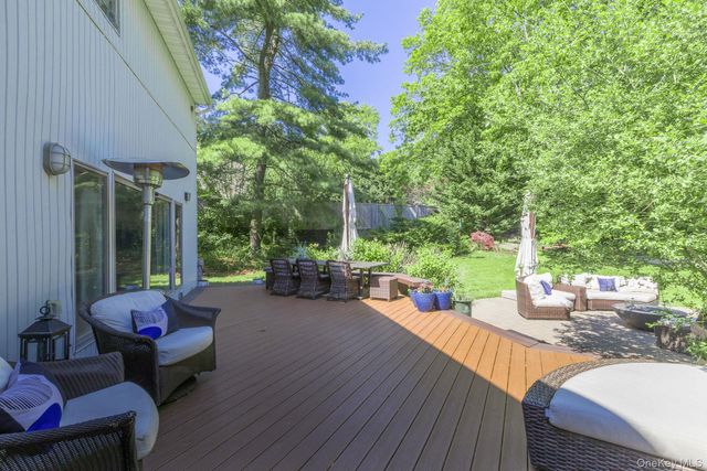 22 Stonehurst Lane, Dix Hills, NY 11746
