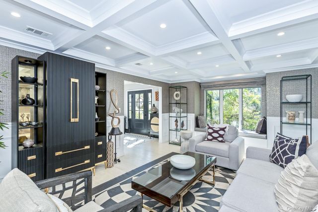 22 Stonehurst Lane, Dix Hills, NY 11746