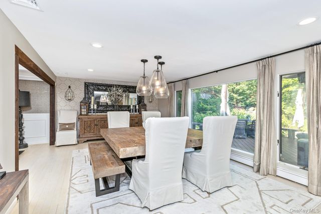 22 Stonehurst Lane, Dix Hills, NY 11746