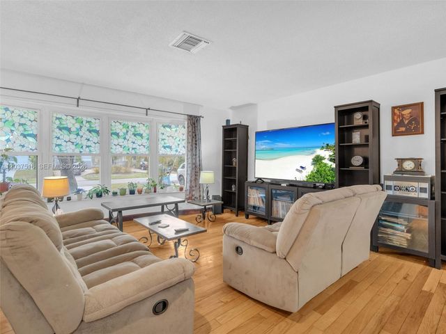 1911 N 53rd Ave, Hollywood, FL 33021