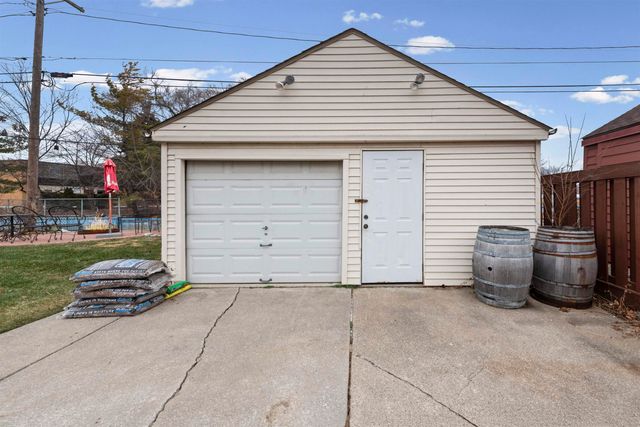 22437 Milner Street, St Clair Shores, MI 48081