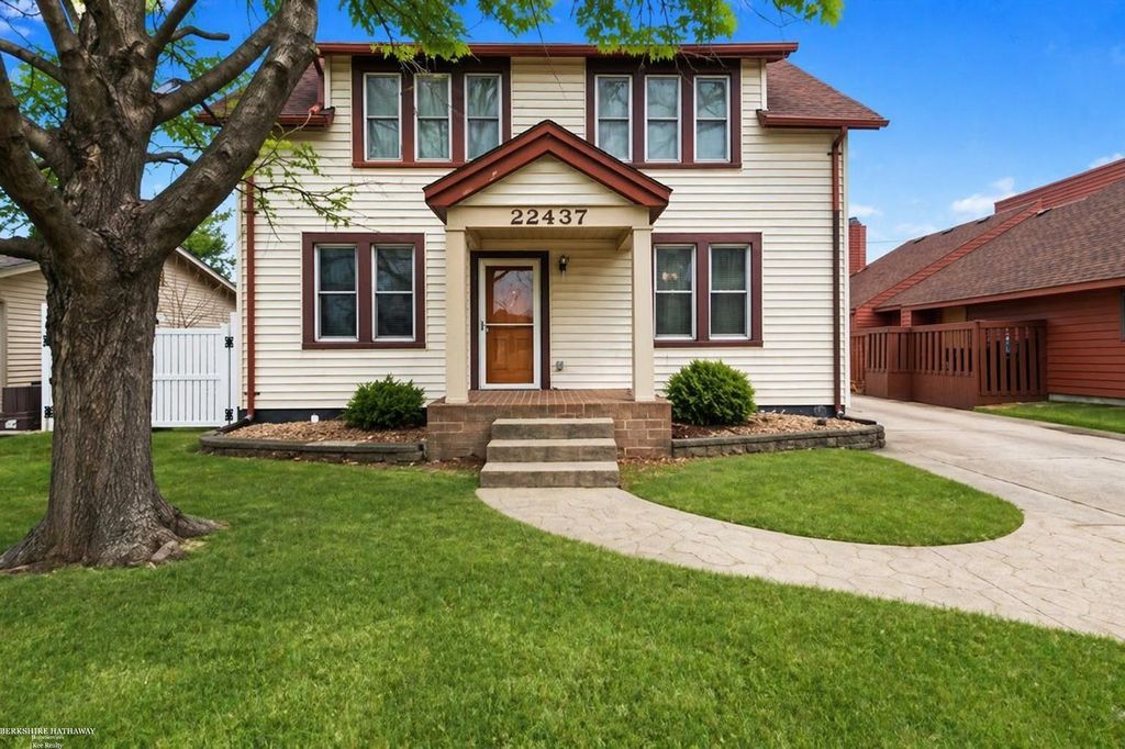22437 Milner Street, St Clair Shores, MI 48081