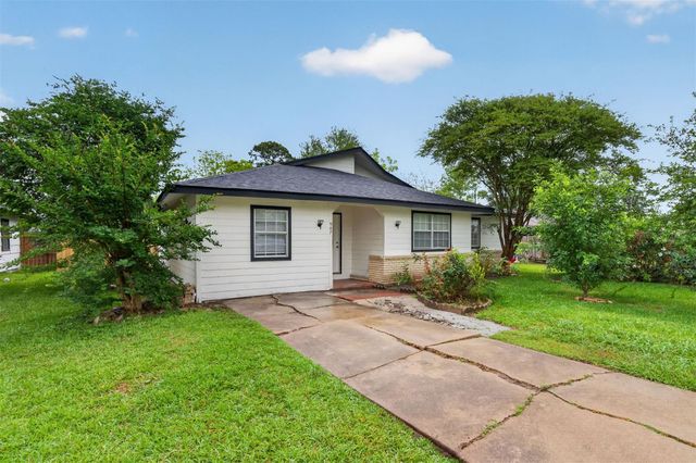 907 S 3rd Street, La Porte, TX 77571