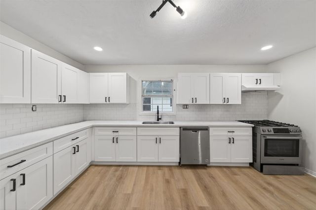907 S 3rd Street, La Porte, TX 77571
