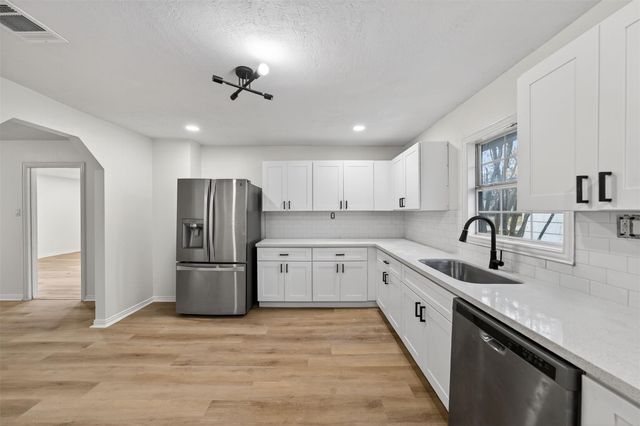 907 S 3rd Street, La Porte, TX 77571