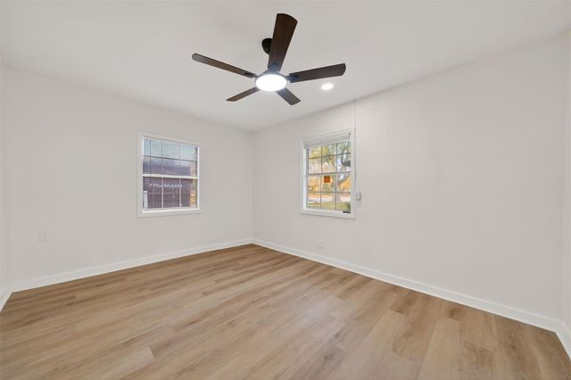 907 S 3rd Street, La Porte, TX 77571