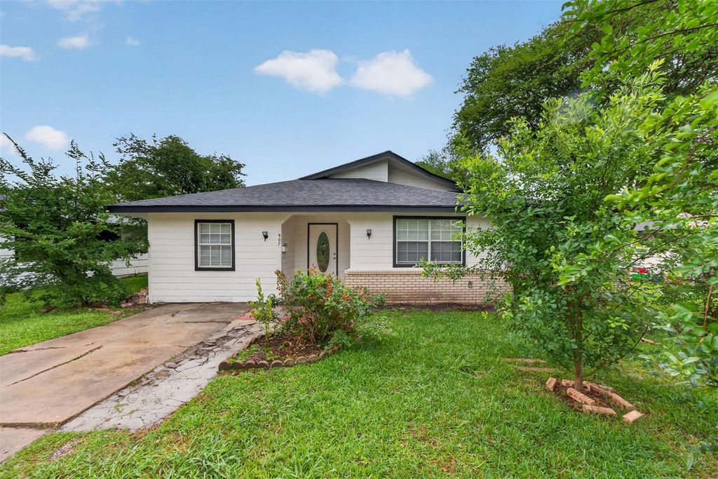 907 S 3rd Street, La Porte, TX 77571