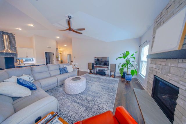 1533 Fay LANE, Oconomowoc, WI 53066