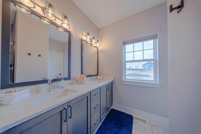 1533 Fay LANE, Oconomowoc, WI 53066