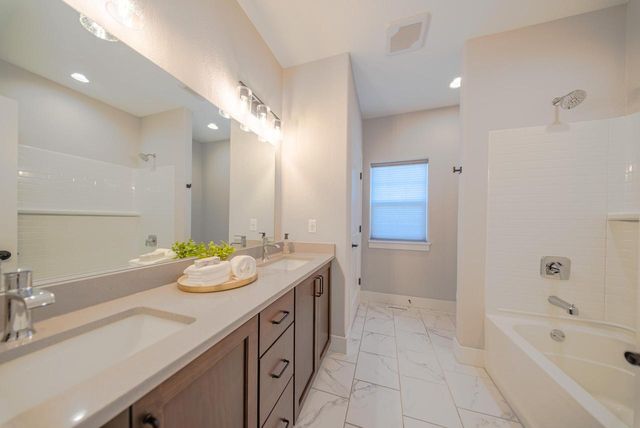 1533 Fay LANE, Oconomowoc, WI 53066