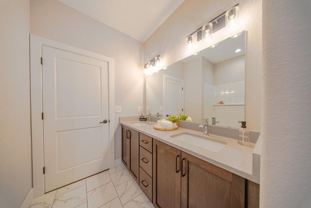 1533 Fay LANE, Oconomowoc, WI 53066