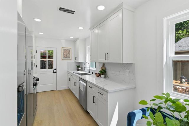 577 Green Manor Court, Palo Alto, CA 94301