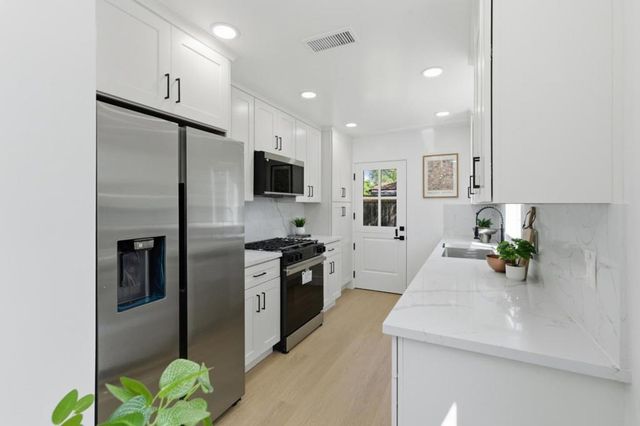 577 Green Manor Court, Palo Alto, CA 94301