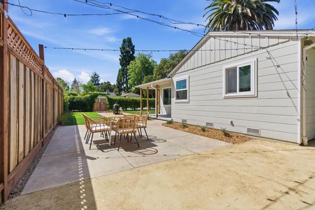 577 Green Manor Court, Palo Alto, CA 94301