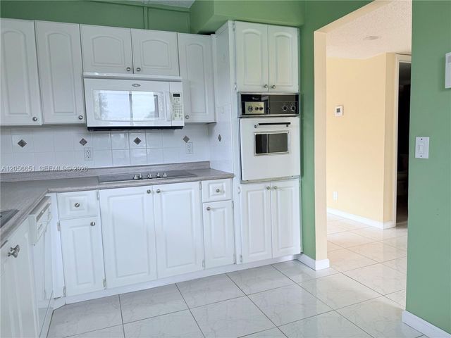 435 Lakeview Dr 201, Weston, FL 33326