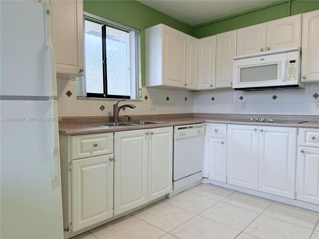 435 Lakeview Dr 201, Weston, FL 33326
