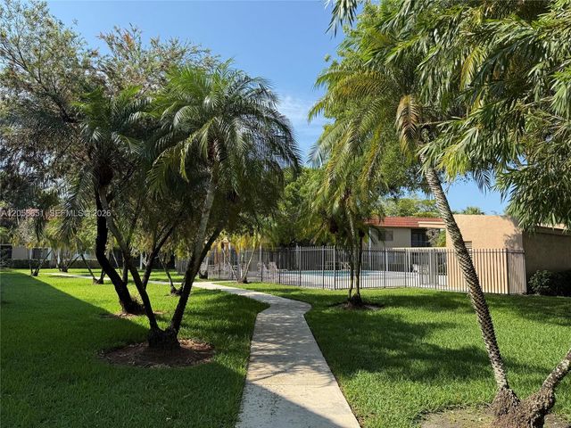 435 Lakeview Dr 201, Weston, FL 33326